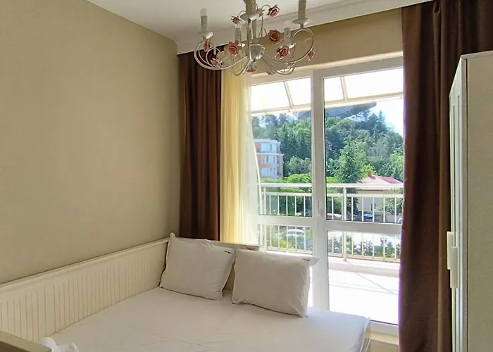 Peaceful Three-bedroom In Briz, By Flat Mаnаger *