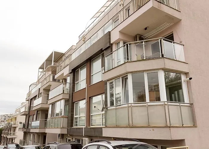 Peaceful Three-bedroom In Briz, By Flat Mаnаger דירה *